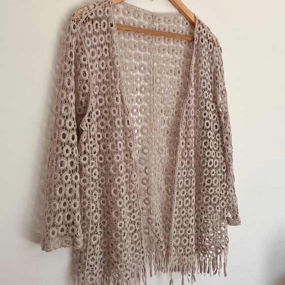 Lacy crochet cream cardigan - fine yarn - tassle detail - no tag - L. B - Picture 3 of 6